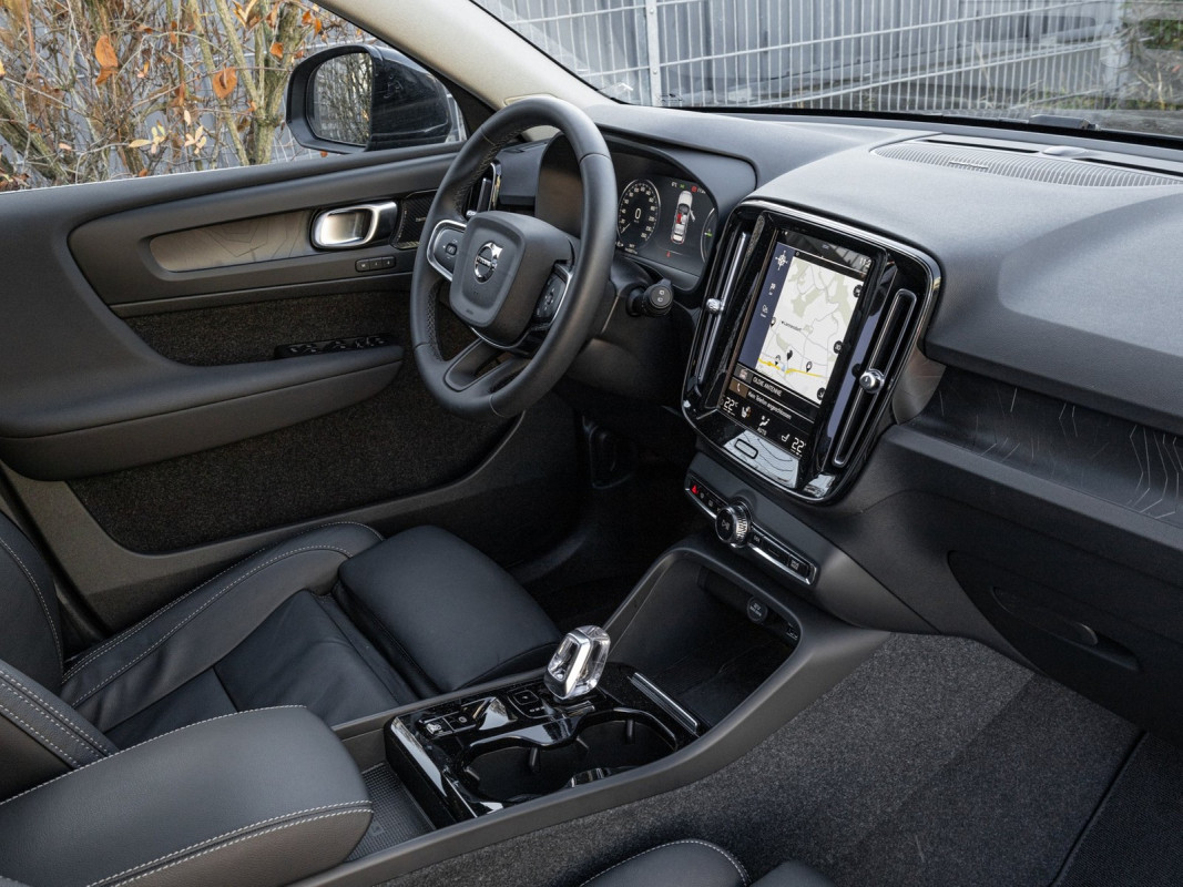 Volvo XC40 T5 Recharge Plug-In Hybrid - SUV/Off-road - Schwarz - Gebrauchtwagen - Bild 3