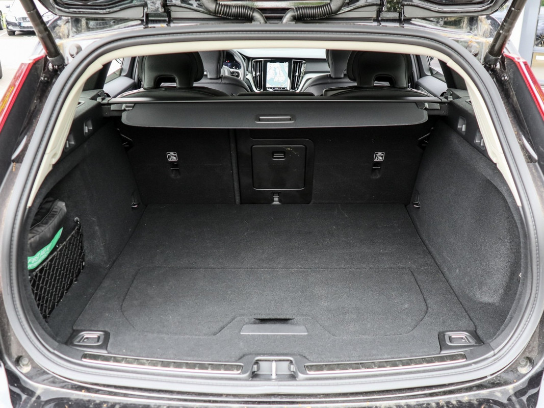 Volvo V60 B4 (D) - Kombi - Schwarz - Gebrauchtwagen - Bild 12